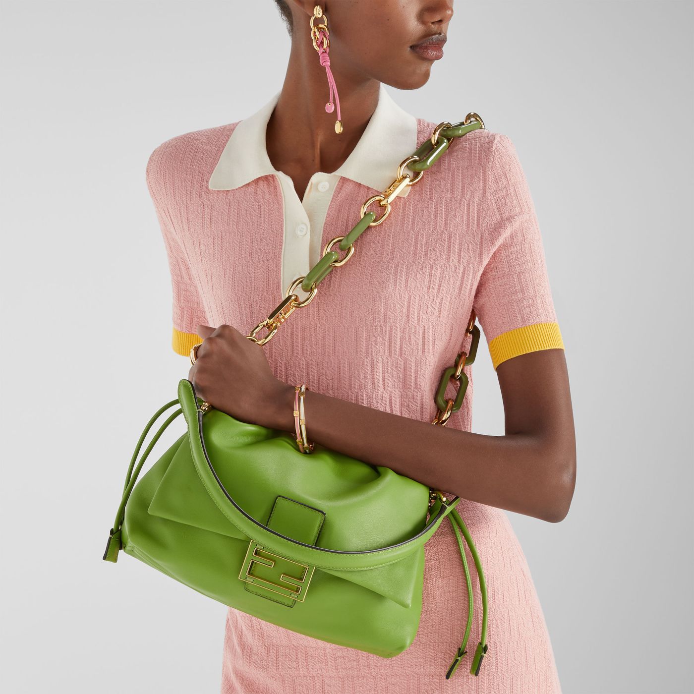 Strap You Gold-colored metal and green chain shoulder strap