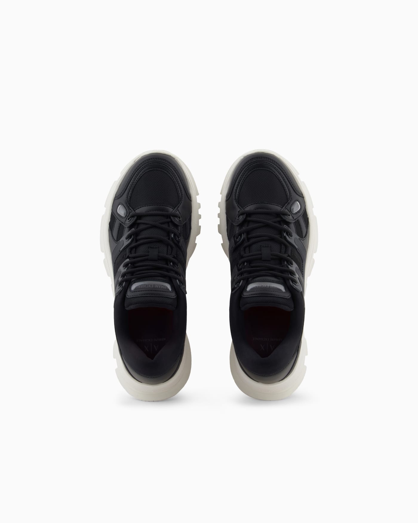 Sneakers with contrasting details