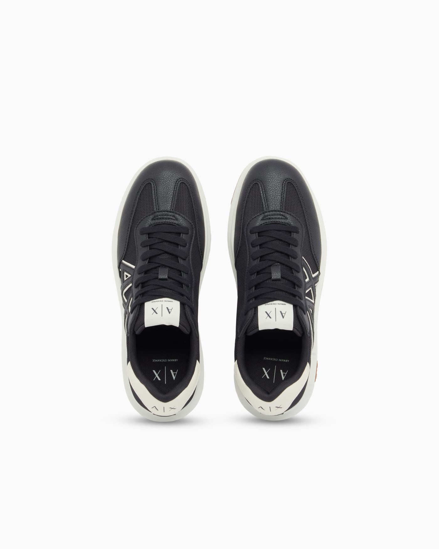 Sneakers with contrasting logo