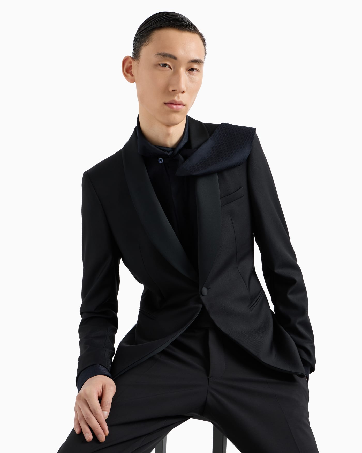 Single-breasted satin lapel jacket man