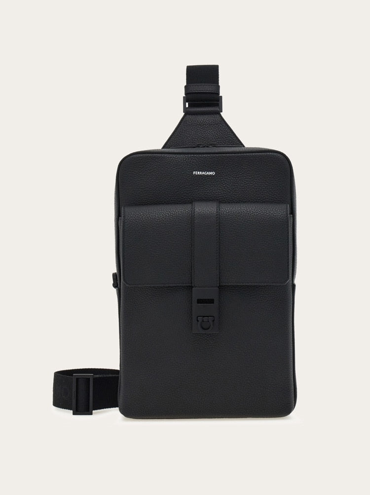 Hug buckle slingbag
