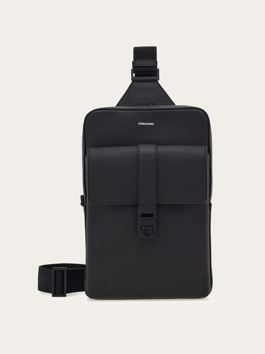 Hug buckle slingbag