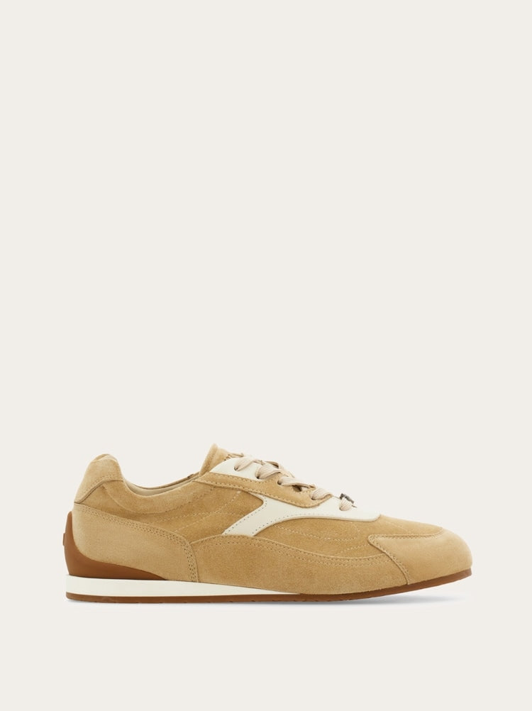 Low top sneaker