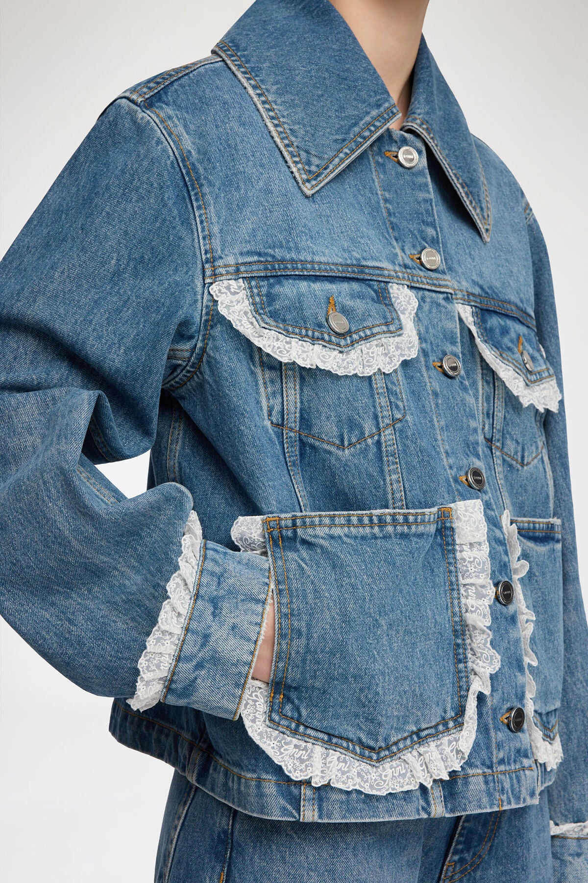Jacket in Rigid Denim