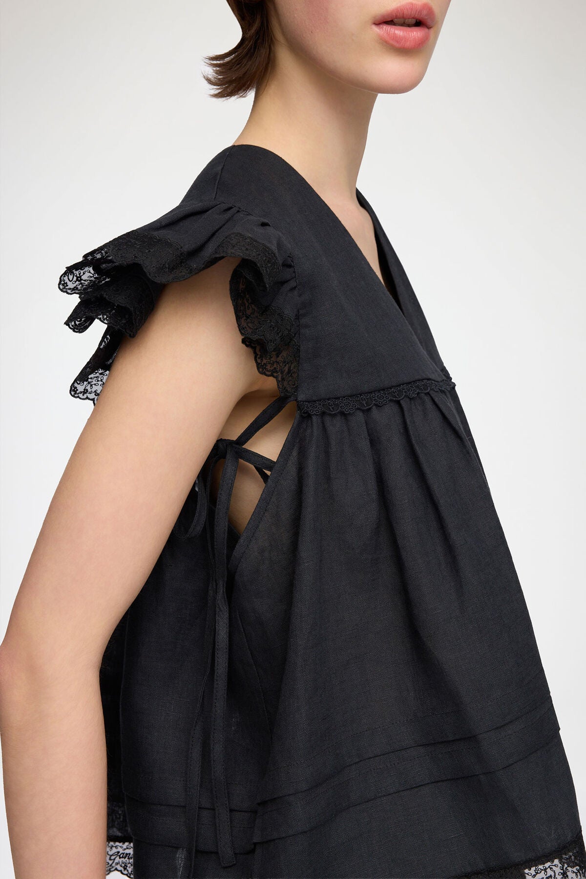 Blouse in Black Linen