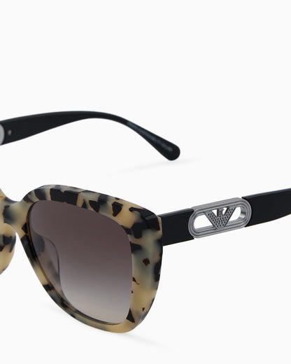 Women’s butterfly-shaped sunglasses