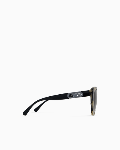 Women’s butterfly-shaped sunglasses