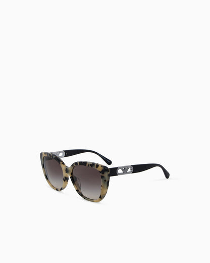 Women’s butterfly-shaped sunglasses