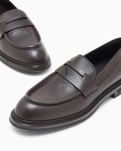 Slip-on loafer in pebbled leather with smooth inserts