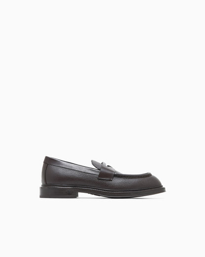 Slip-on loafer in pebbled leather with smooth inserts