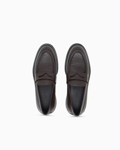 Slip-on loafer in pebbled leather with smooth inserts