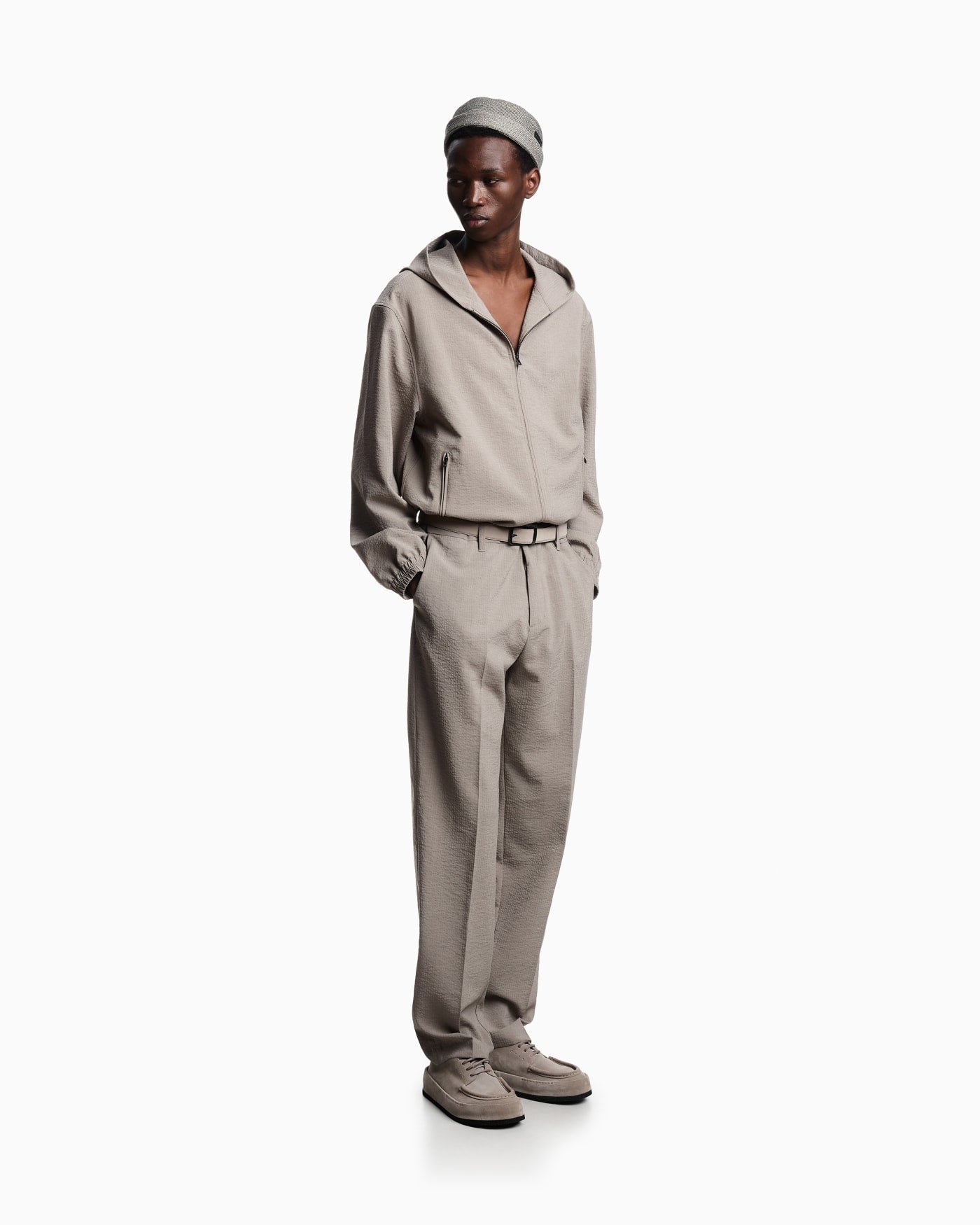 Pleated technical seersucker fabric trousers