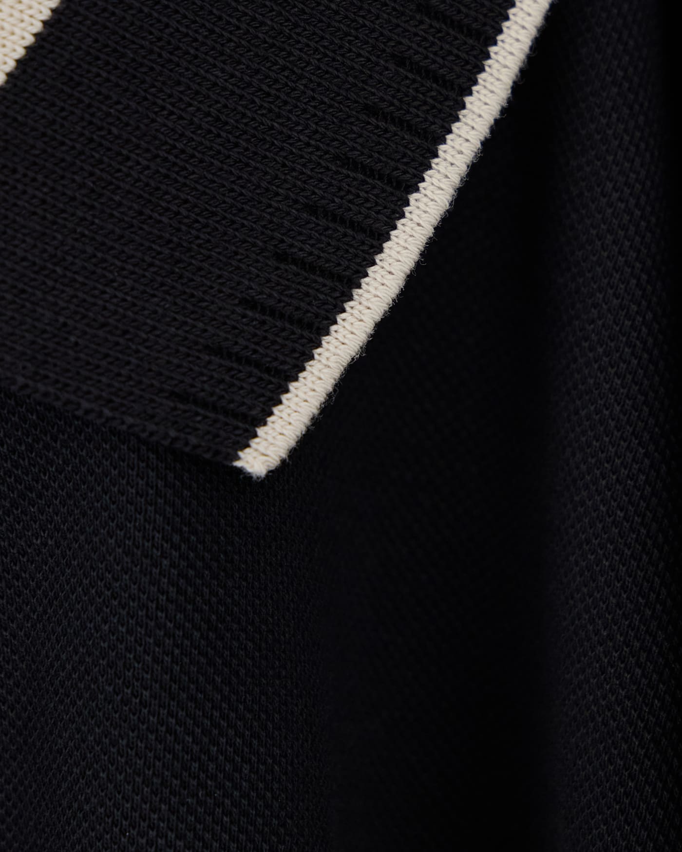 Piqué polo shirt with stripe detail on the collar
