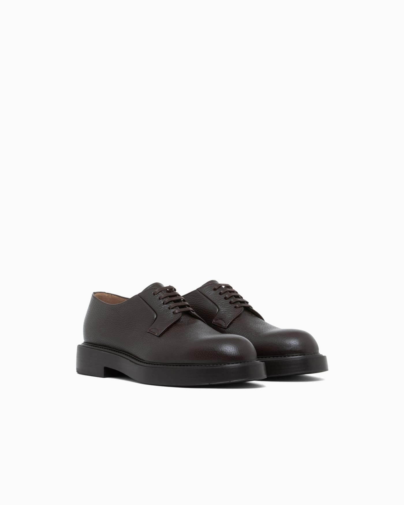 Lace-up shoes in grained leather with a rubber sole
