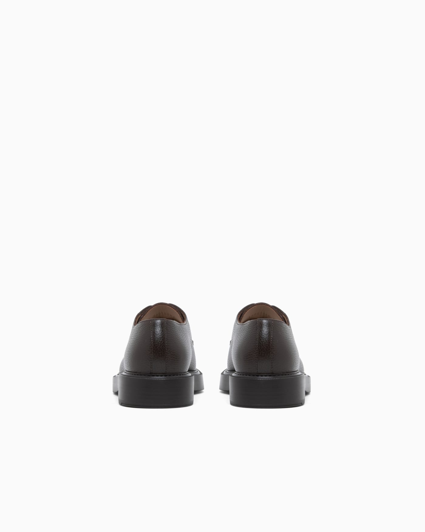 Lace-up shoes in grained leather with a rubber sole