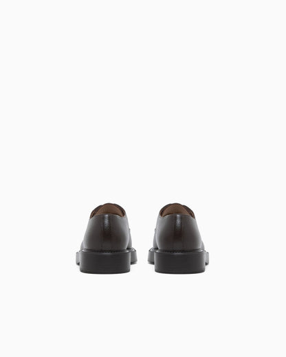 Lace-up shoes in grained leather with a rubber sole