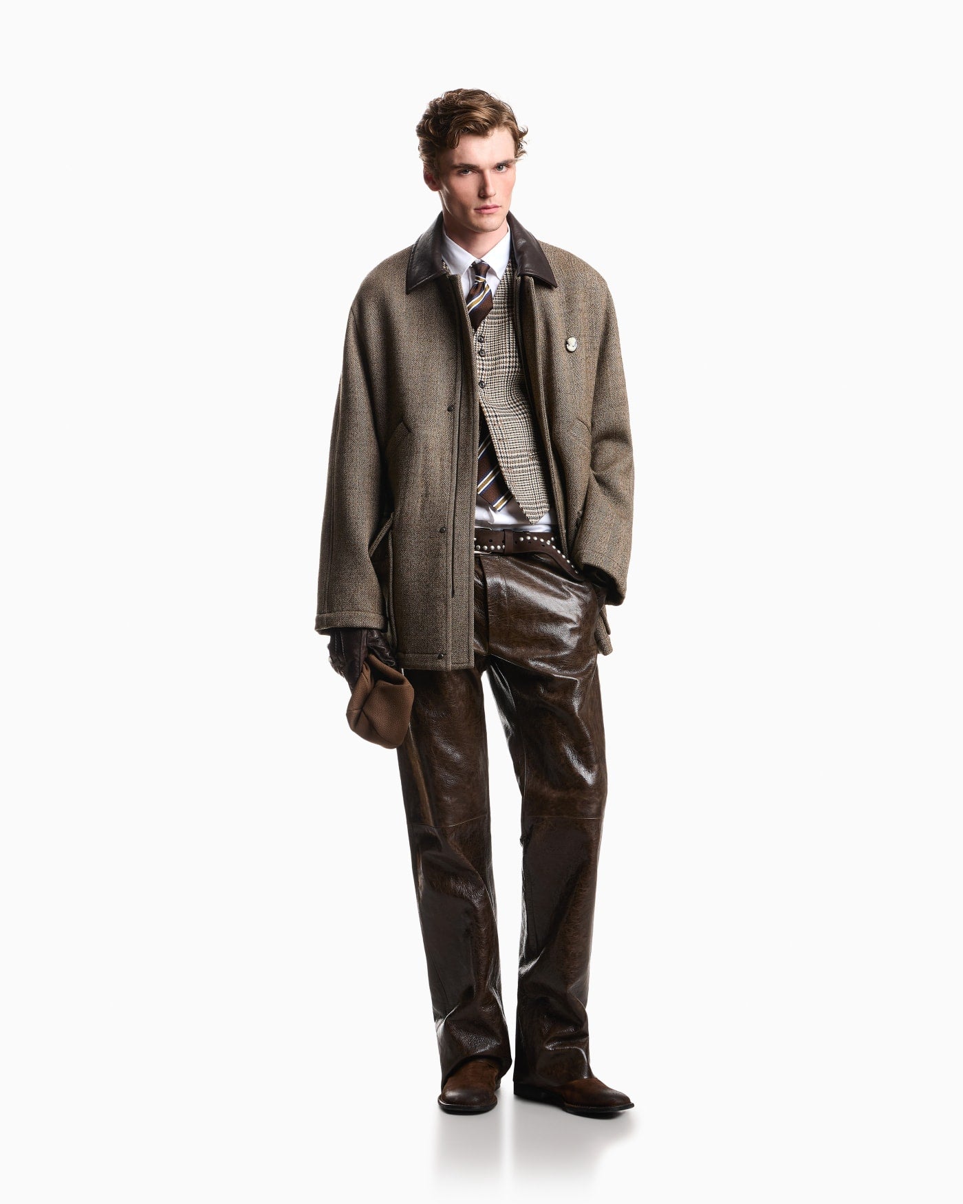 Cotton dress shirt with a pointed collar and long sleeves