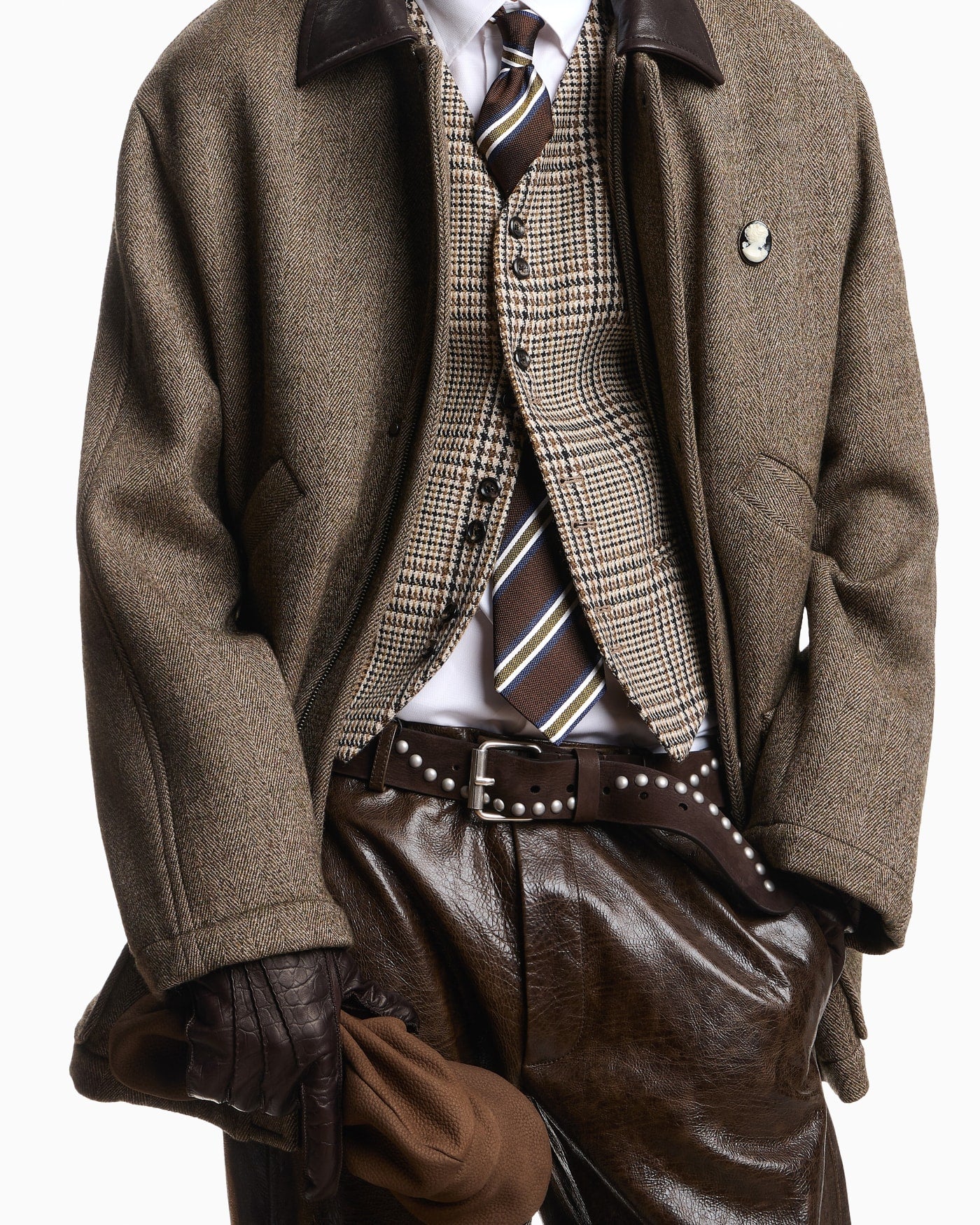 Cotton dress shirt with a pointed collar and long sleeves