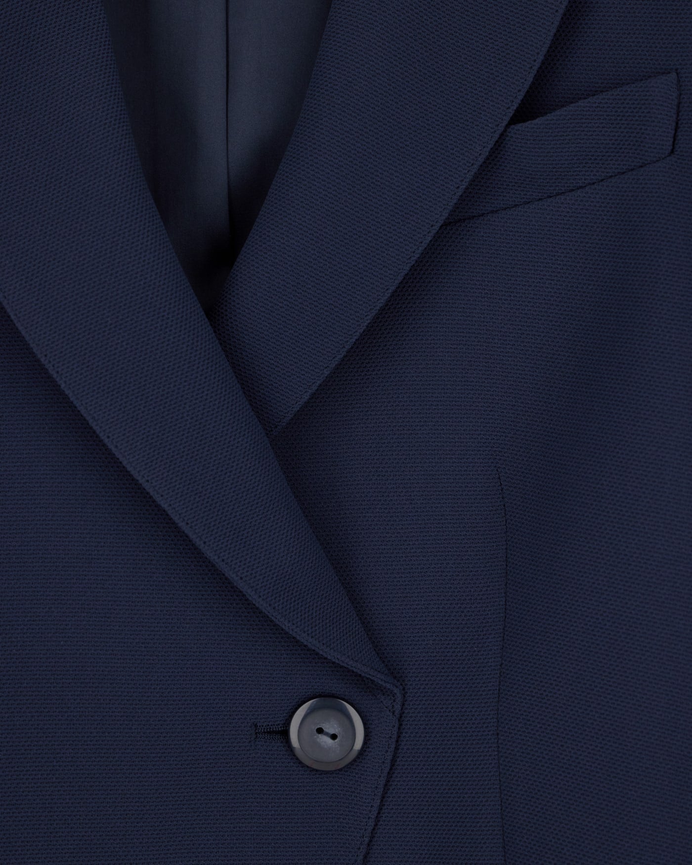Tailored single-breasted blazer with notched lapels