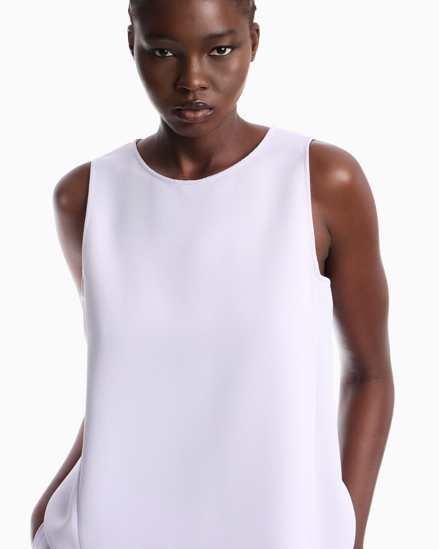 Textured sleeveless top with round neckline and back zip