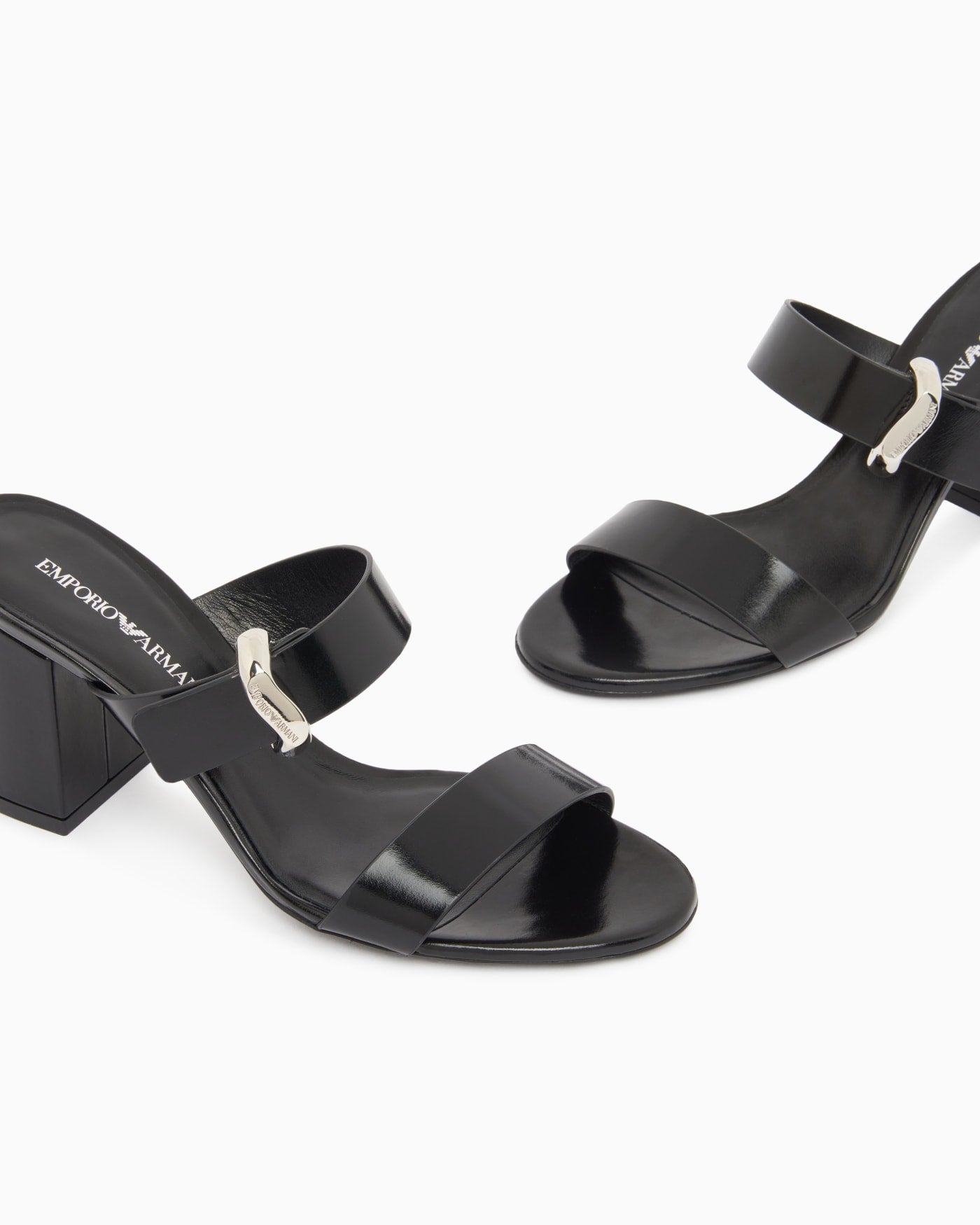Shiny polished leather sandals with heel