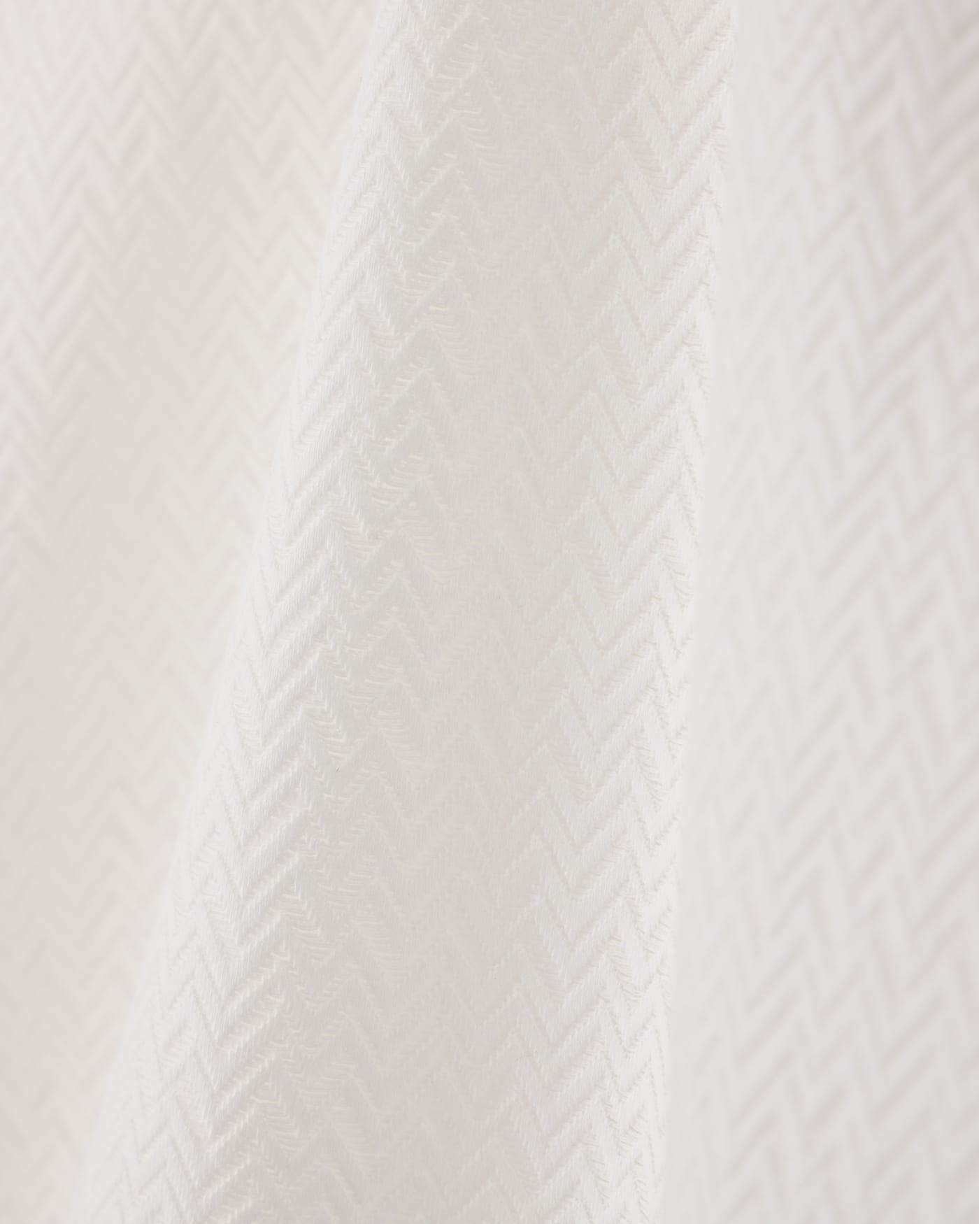 Short-sleeve shirt with double collar and chevron pattern