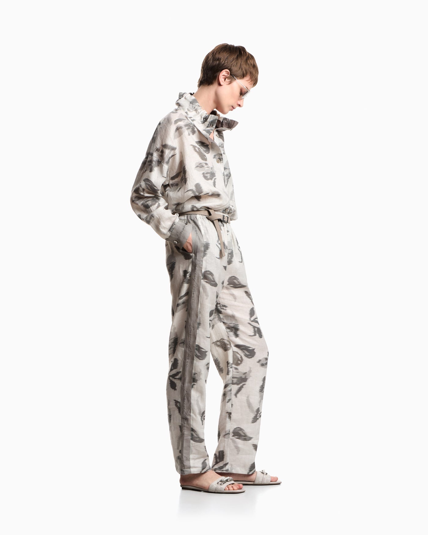 Regular fit linen trousers with chiné flower print