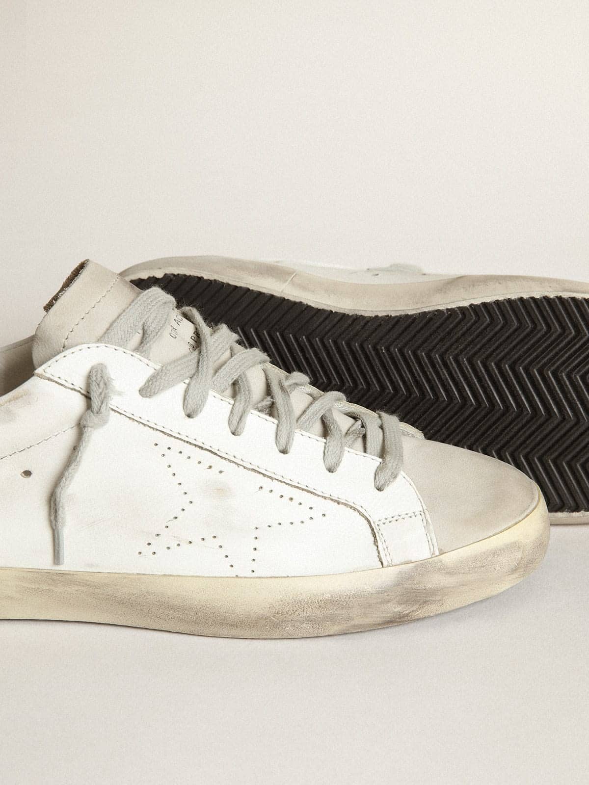 Women's Super-Star in white leather with perforated star and beige nubuck heel tab