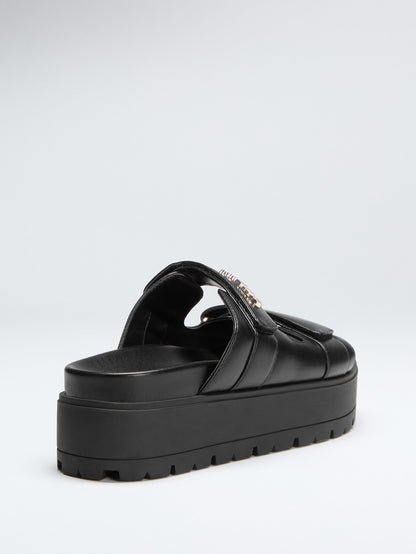 Fasten faux leather sandals