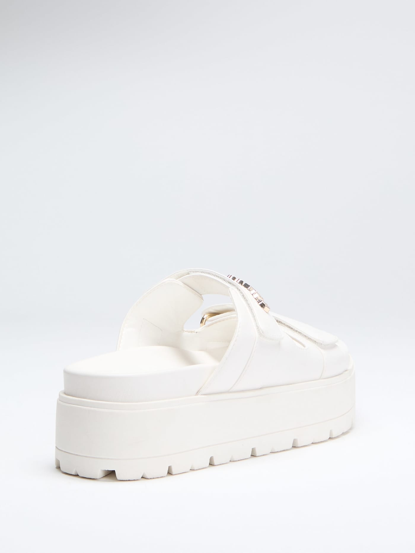 Fasten faux leather sandals
