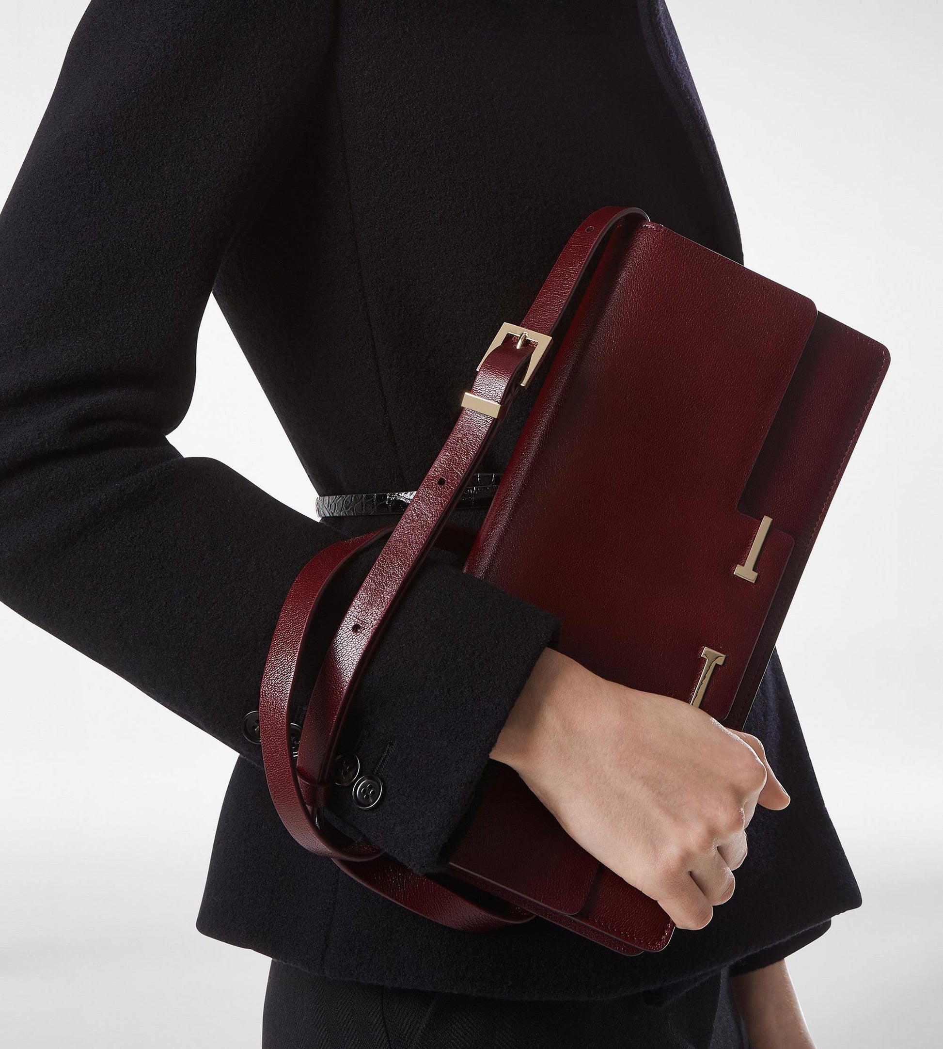 Supple Grain Leather Aube E/W Shoulder Bag