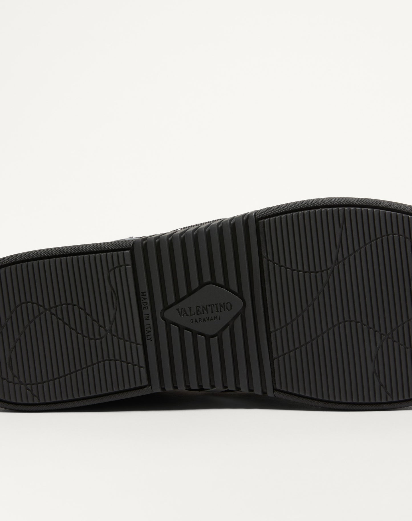 Low-top Calfskin Vl7n Sneaker With Bands