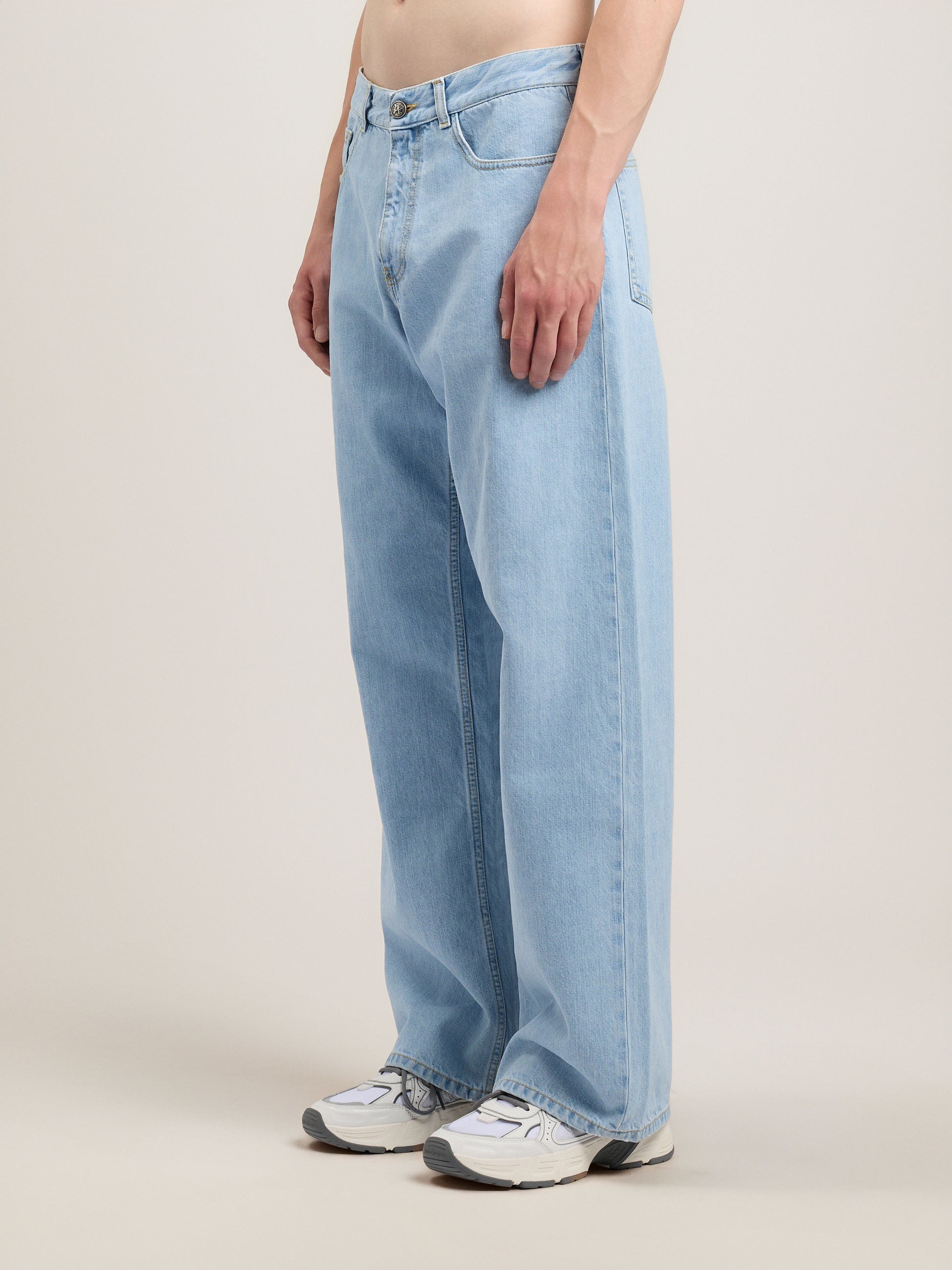 Curved Logo Loose Jeans