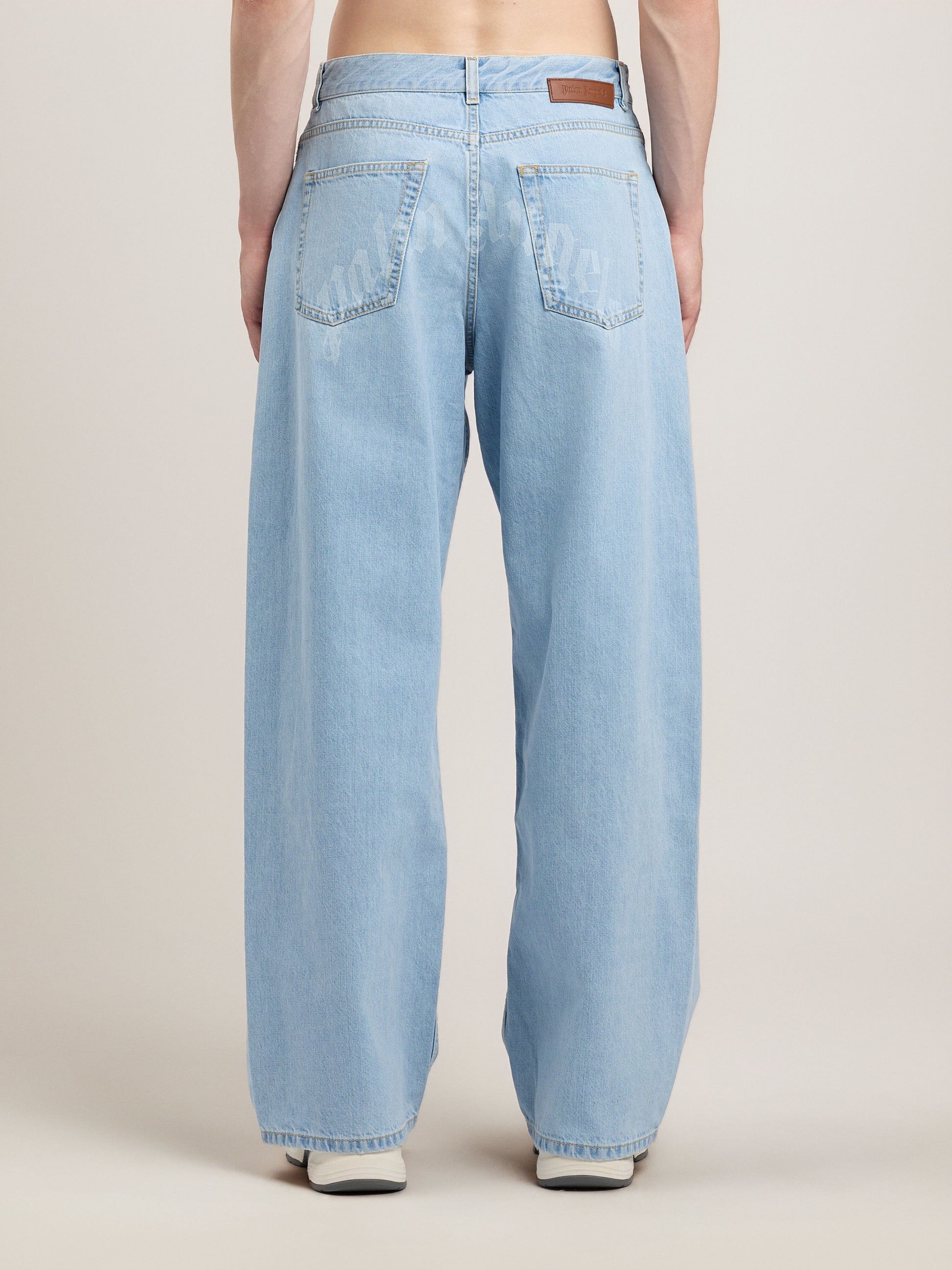 Curved Logo Loose Jeans