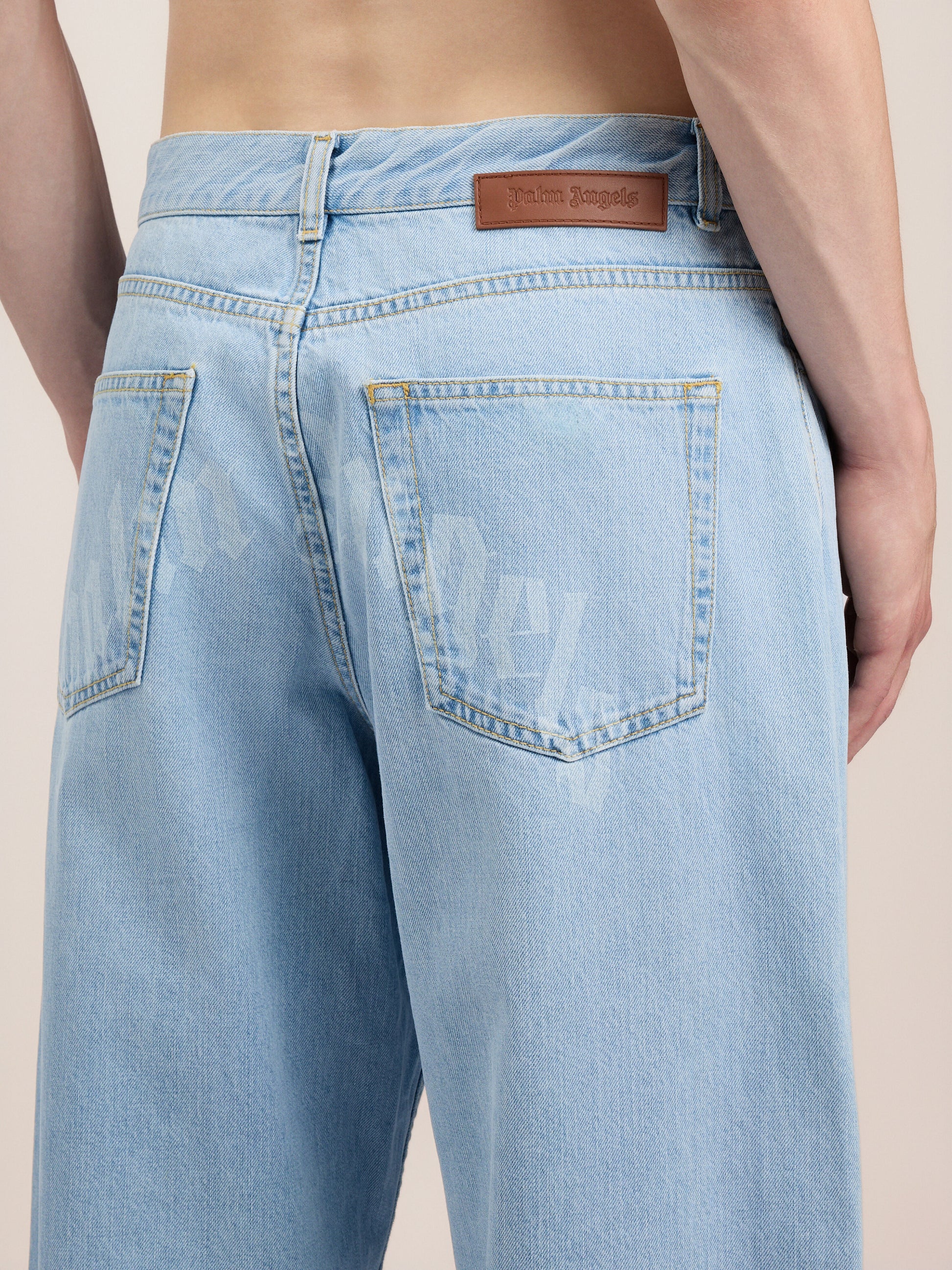 Curved Logo Loose Jeans