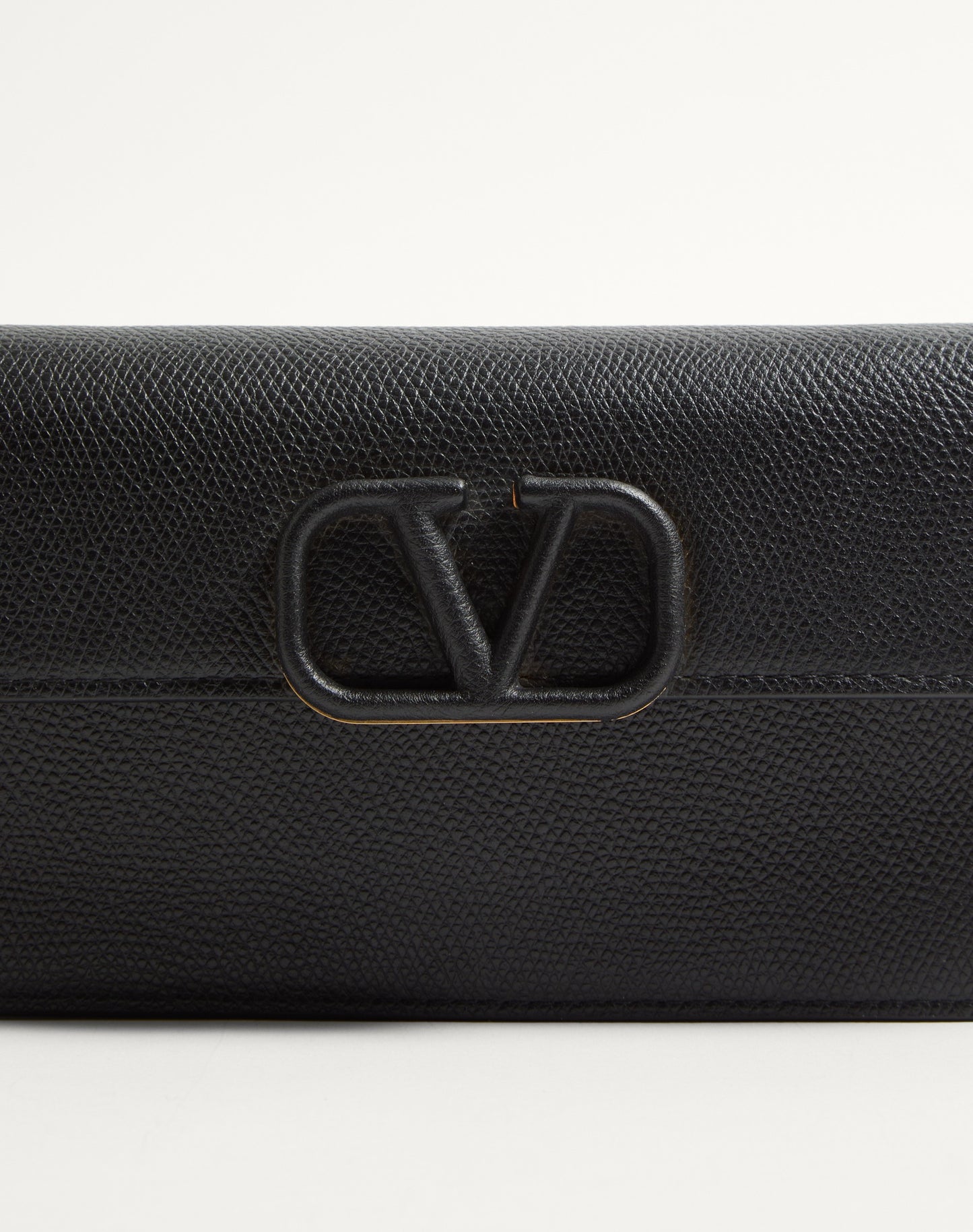 Vlogo Signature Grainy Calfskin Wallet With Chain