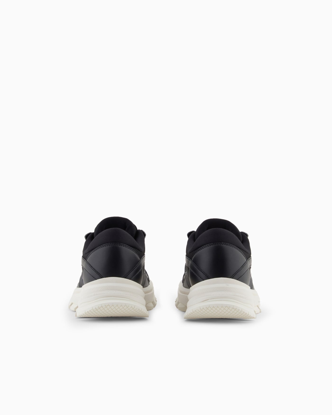 Sneakers with contrasting details