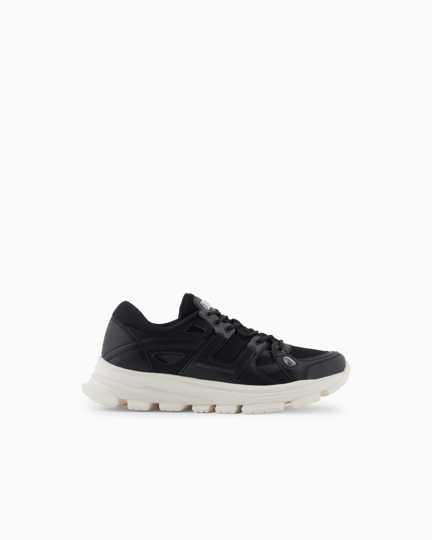 Sneakers with contrasting details