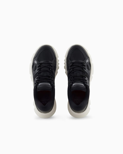 Sneakers with contrasting details
