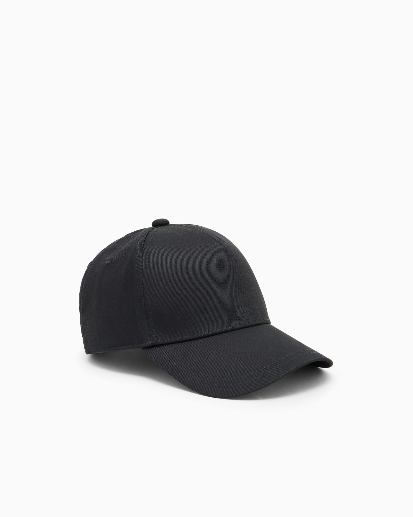 Cap with visor and logo label