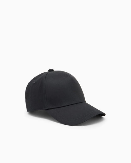 Cap with visor and logo label