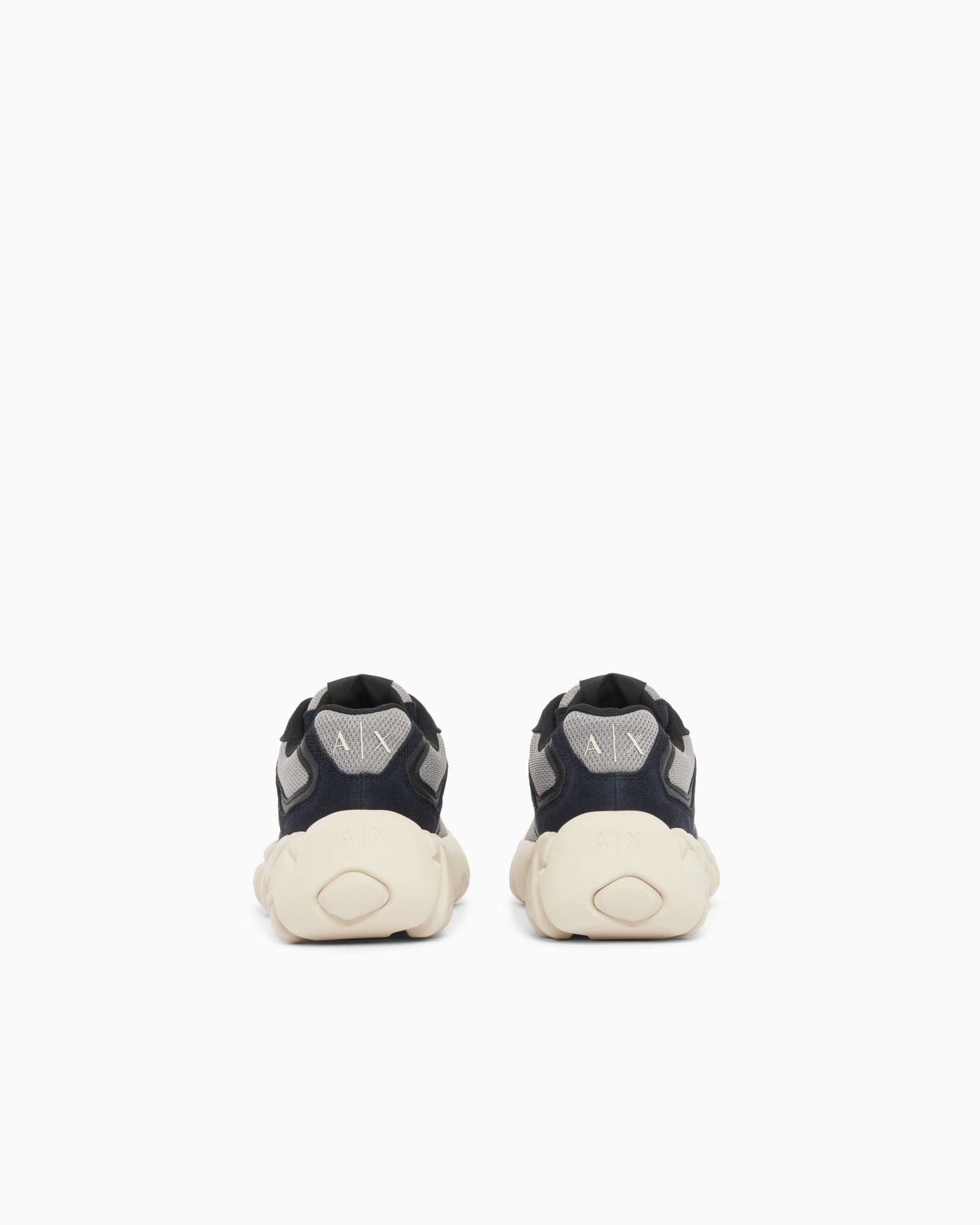 Sneakers with oversized sole and contrasting inserts