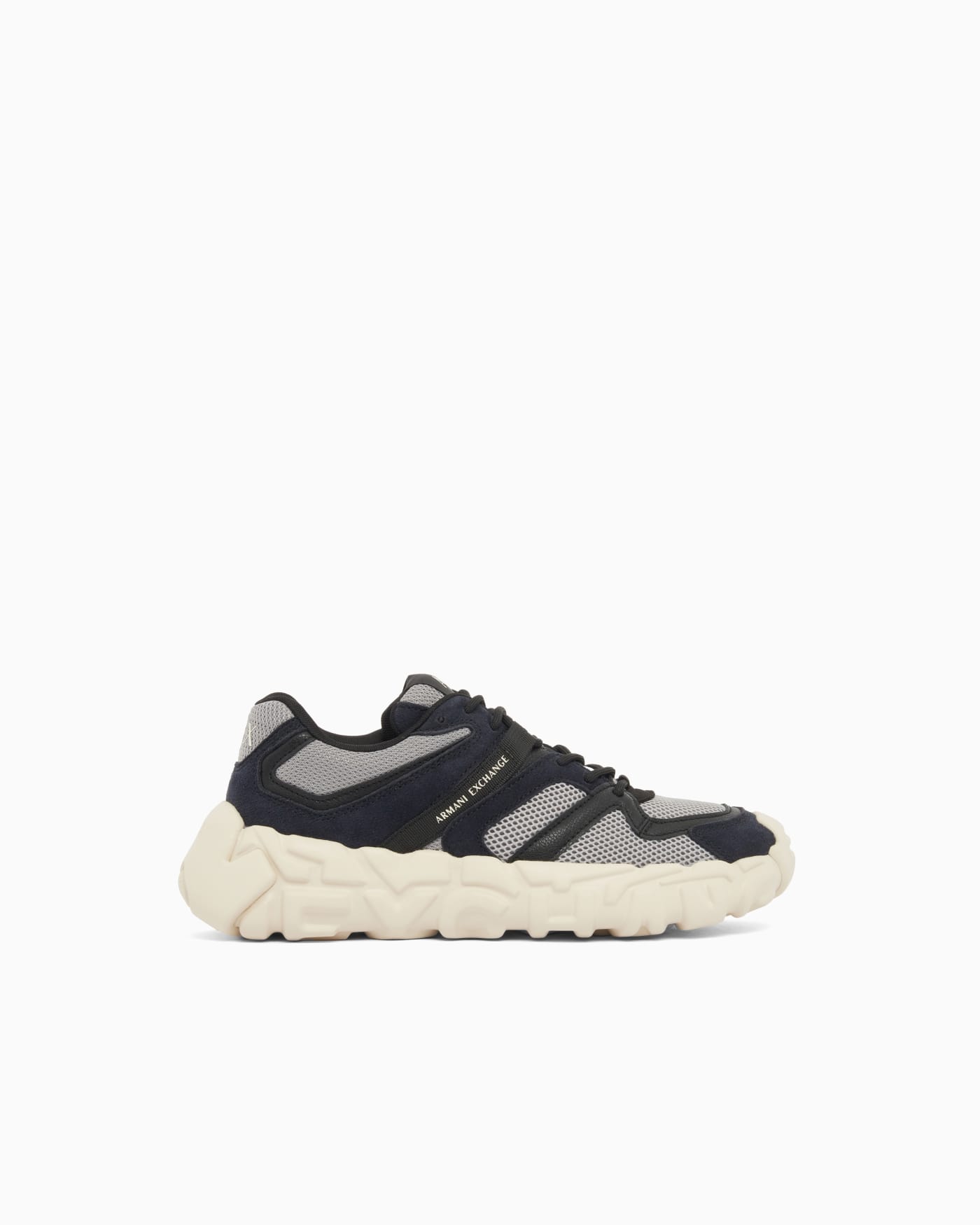 Sneakers with oversized sole and contrasting inserts