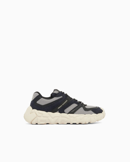 Sneakers with oversized sole and contrasting inserts