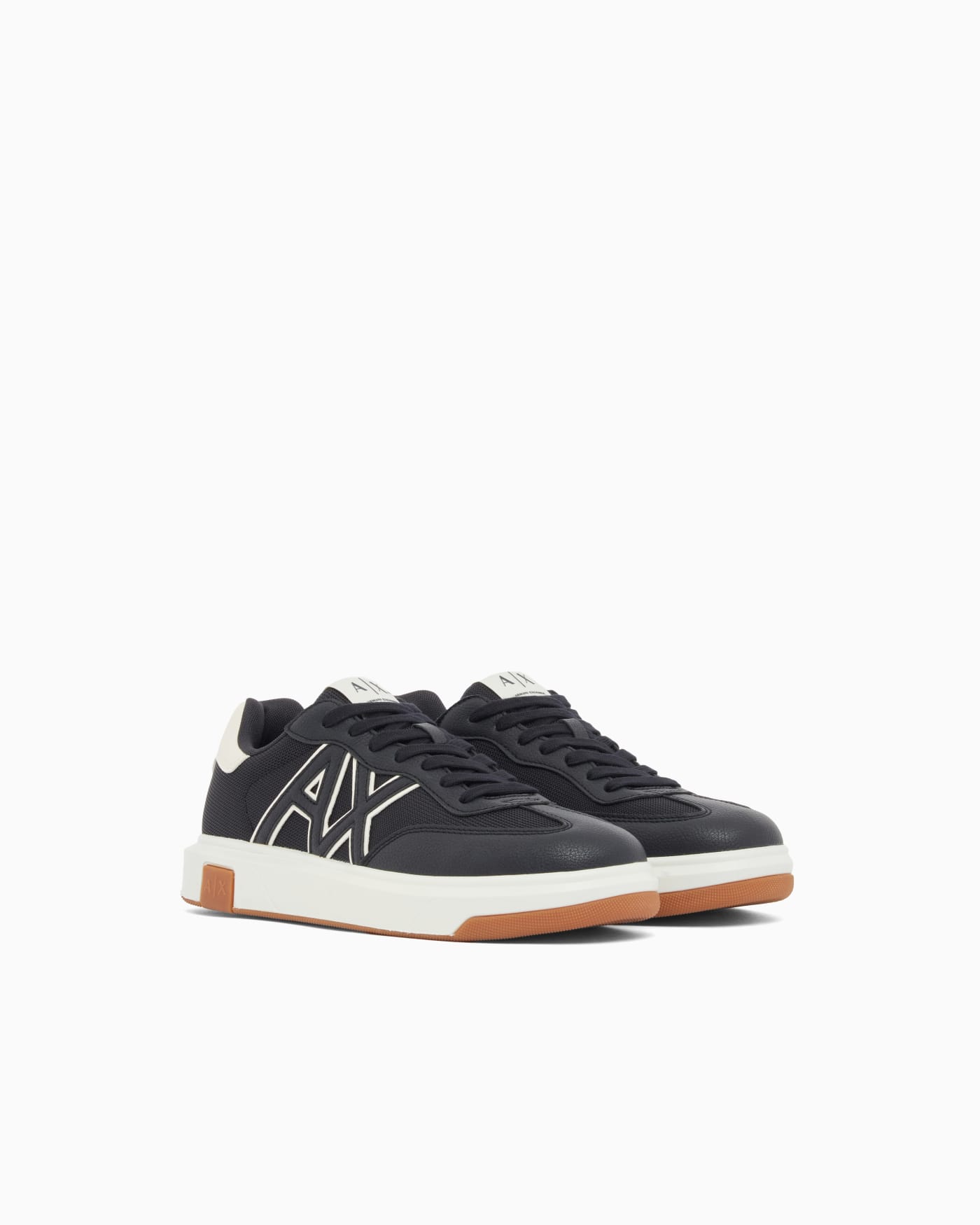 Sneakers with contrasting logo