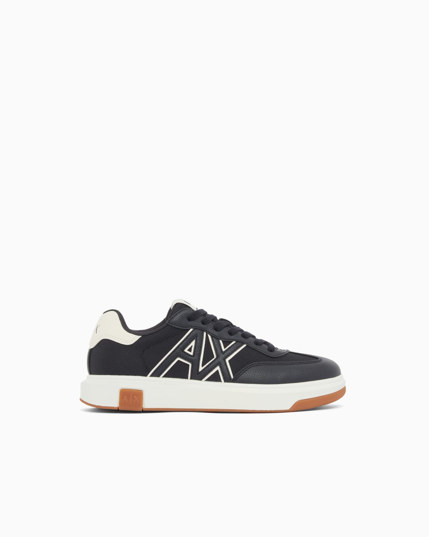 Sneakers with contrasting logo