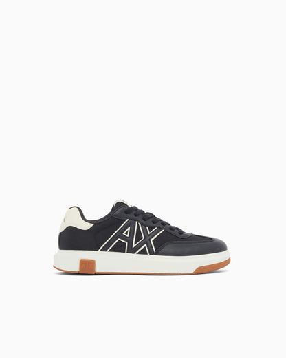 Sneakers with contrasting logo