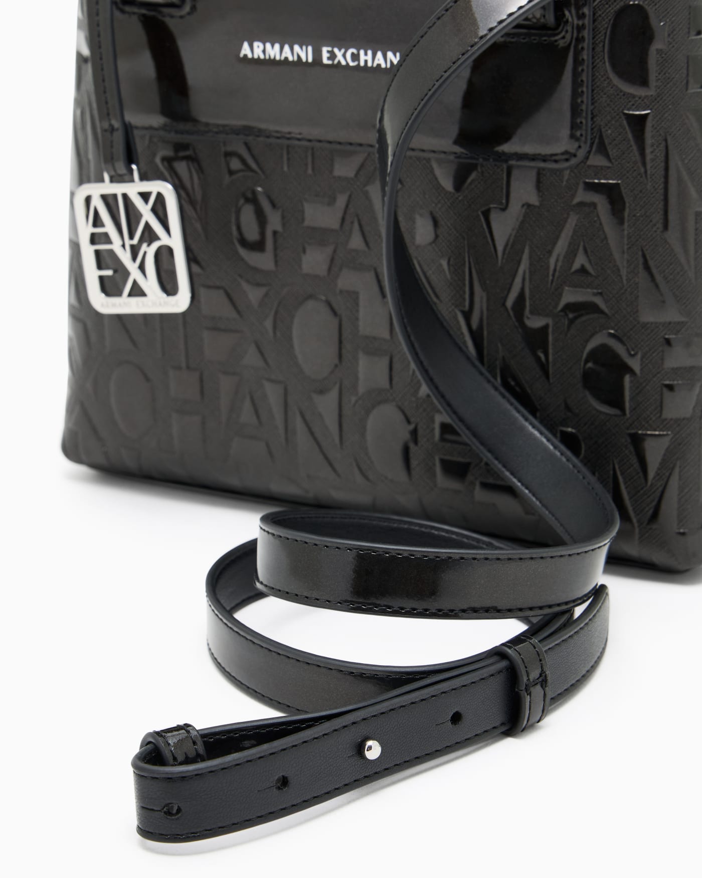 Glossy embossed logo shopper woman