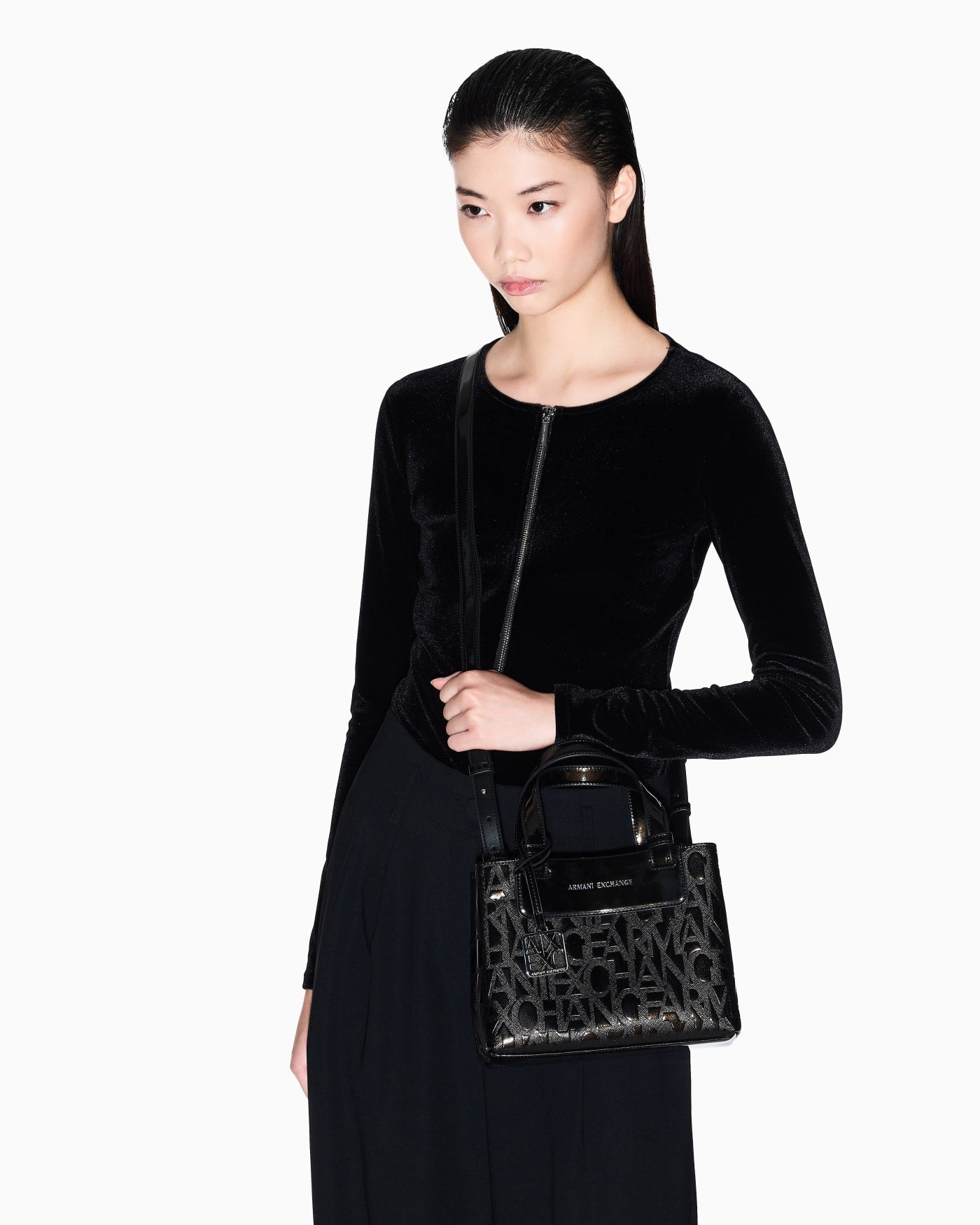 Glossy embossed logo shopper woman