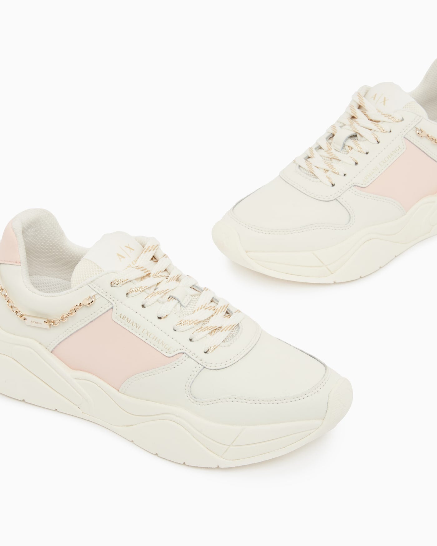 Technical mesh sneaker with thick sole and chain